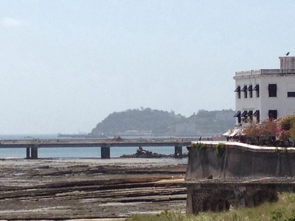 Viaducto marino Cinta Costera 3 y la muralla de Panamá, marzo de 2014.